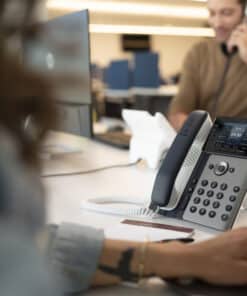 HP Poly Edge E400 IP-telefoon met PoE-ondersteuning - Afbeelding 2
