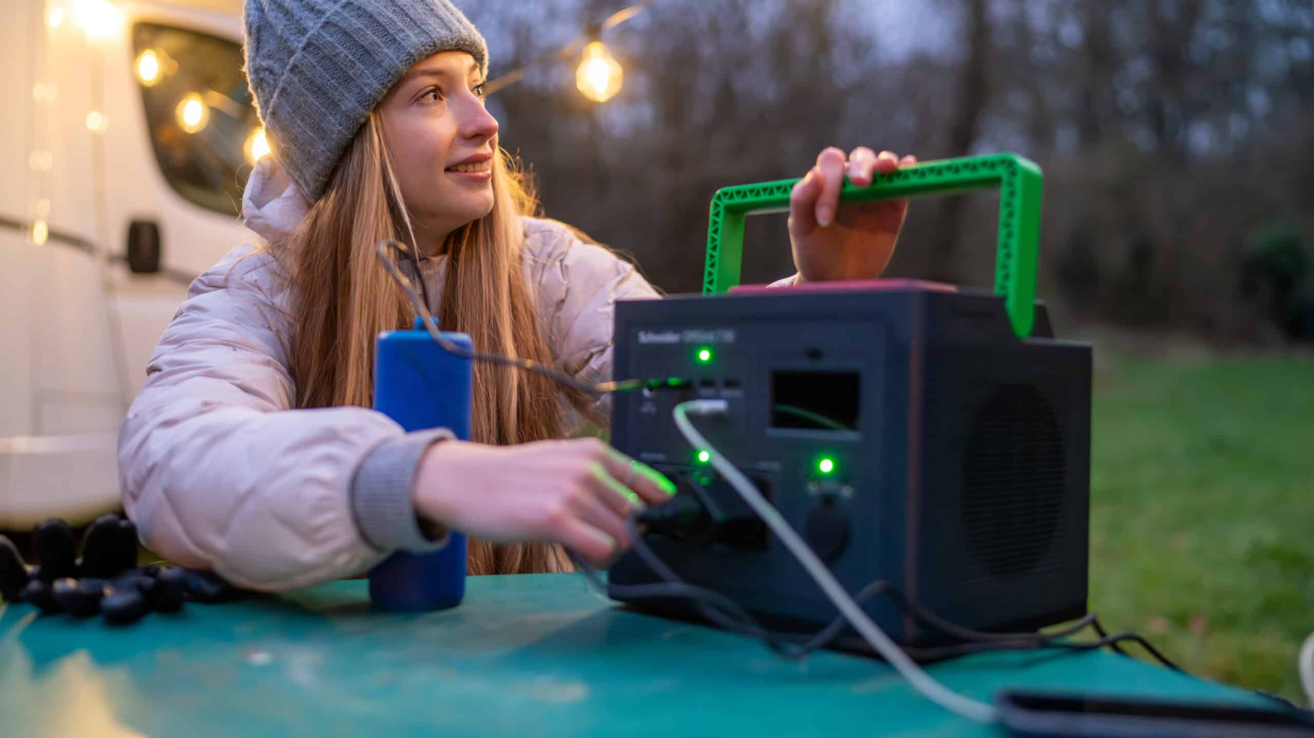 APC SE OffGrid Portable Power Station 500 - Li-Ion accu, LCD, 2x stopcontact, 3x USB-A, 2x USB-C, 3x 12V, draadloze lader - Afbeelding 6