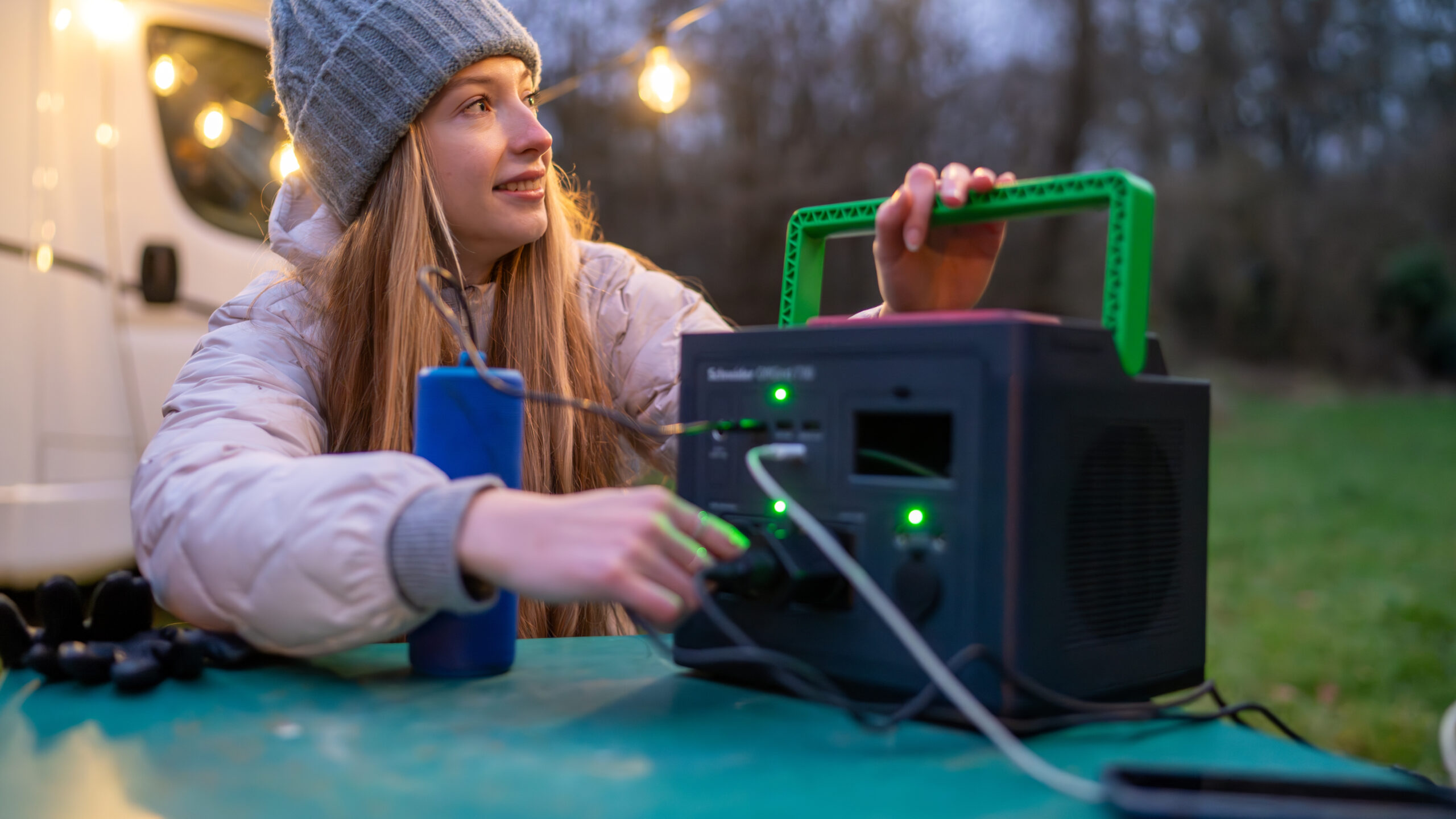 APC SE OffGrid Portable Power Station 730 - Li-Ion accu, LCD, 2x stopcontact, 3x USB-A, 2x USB-C, 3x 12V, draadloze lader - Afbeelding 6