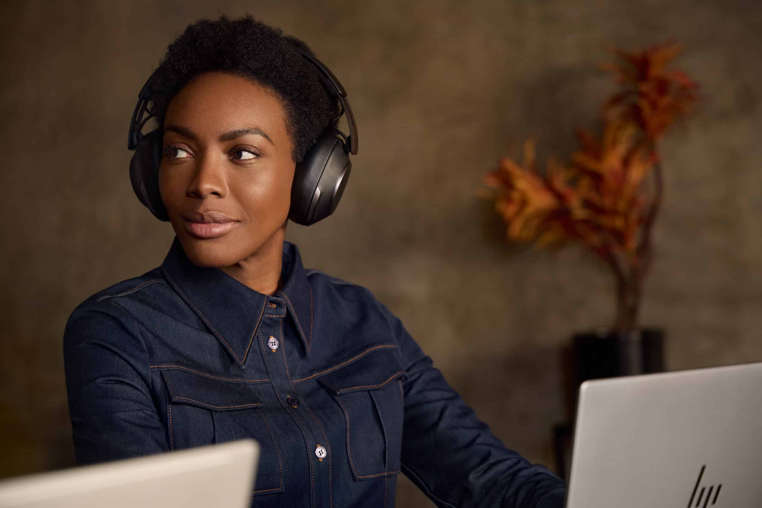 HP Poly Voyager Surround 85 UC voor Microsoft Teams gecertificeerde USB-C-headset + USB-C/A-adapter + oplaadstandaard - Afbeelding 5