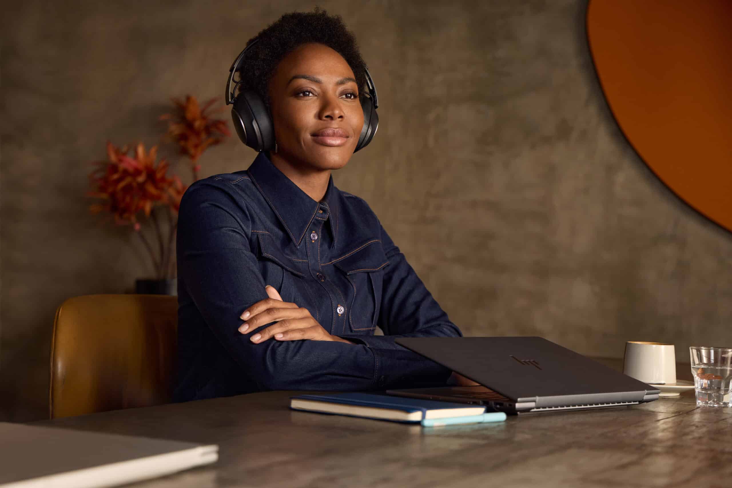 HP Poly Voyager Surround 85 UC voor Microsoft Teams gecertificeerde USB-C-headset + USB-C/A-adapter + oplaadstandaard - Afbeelding 3