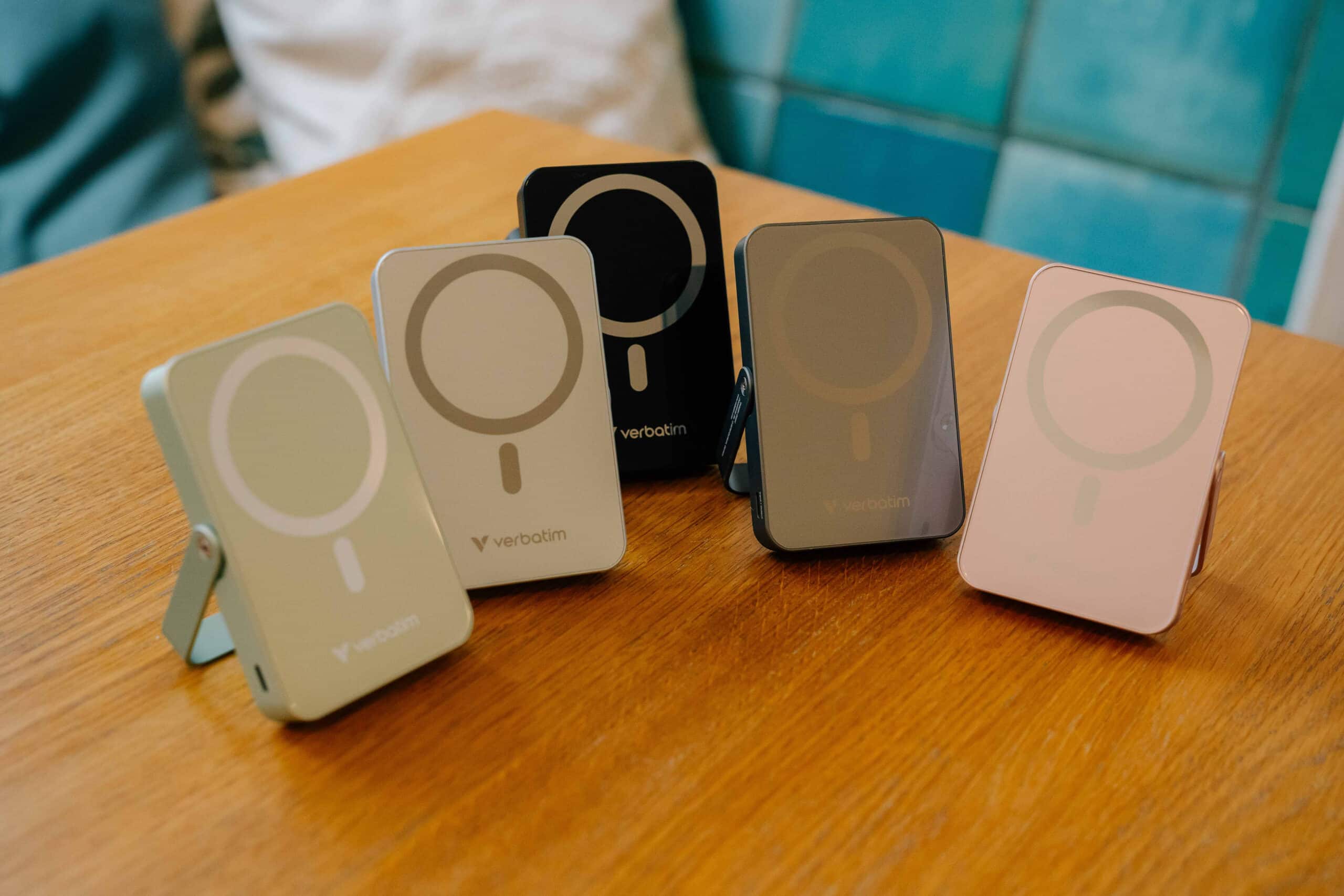 Verbatim Charge 'n' Go Magnetische Draadloze Power Bank 10000 mAh met standaard - Groen - Afbeelding 5