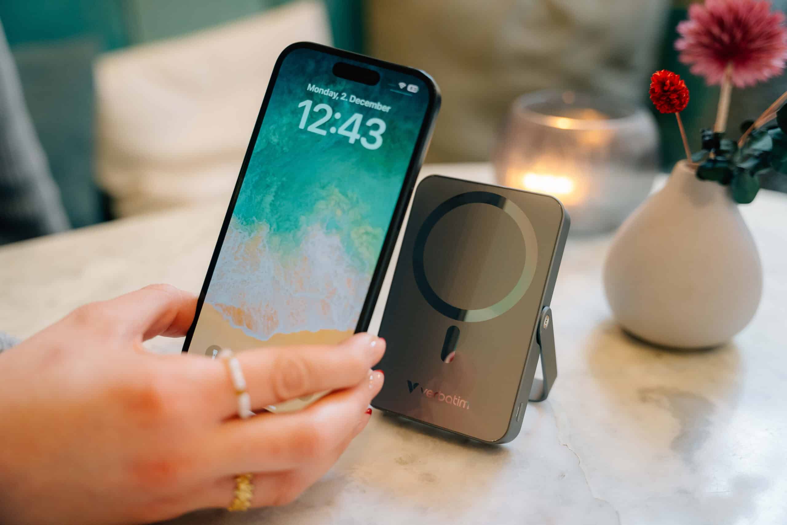 Verbatim Charge 'n' Go Magnetische Draadloze Power Bank 10000mAh met standaard - Grijs - Afbeelding 4