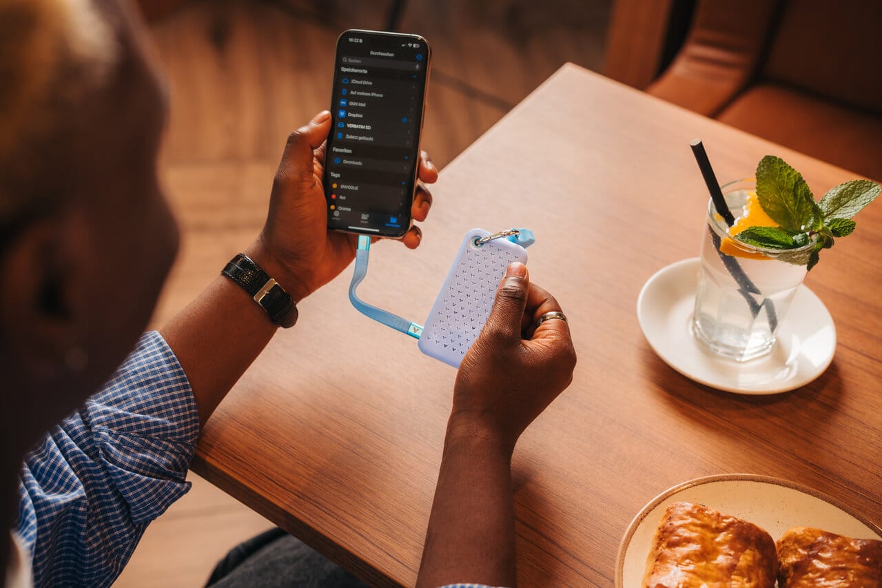 Verbatim Pocket SSD - Zomereditie Wit met 2 rubberen hoezen (wit & lichtblauw) - 2TB - Afbeelding 2